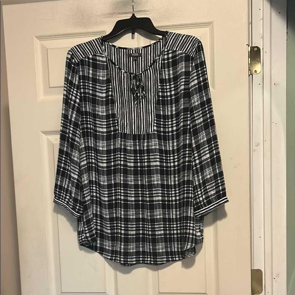 NYDJ Los Angeles Black and White Top Size Large